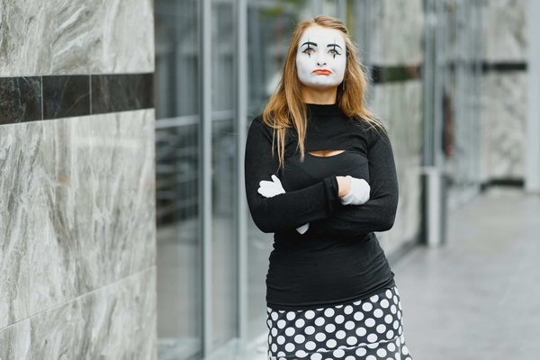 Quelles stratégies pour monter une pièce de théâtre de rue improvisée sur des sujets d'actualité ?