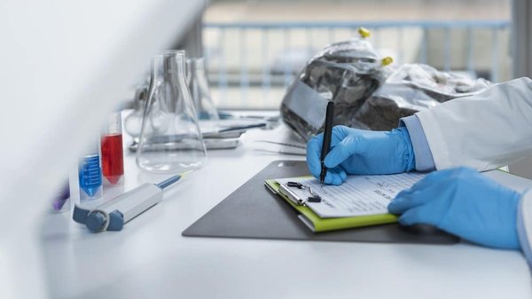 Quelles certifications sont cruciales pour avancer dans une carrière en cybersécurité pour les infrastructures critiques ?